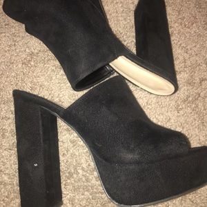Black suede Mules
